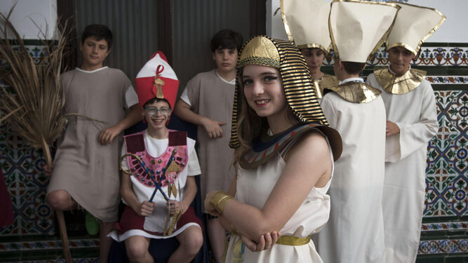 El grupo de alumnos de Las Carmelitas que representa el antiguo Egipto.