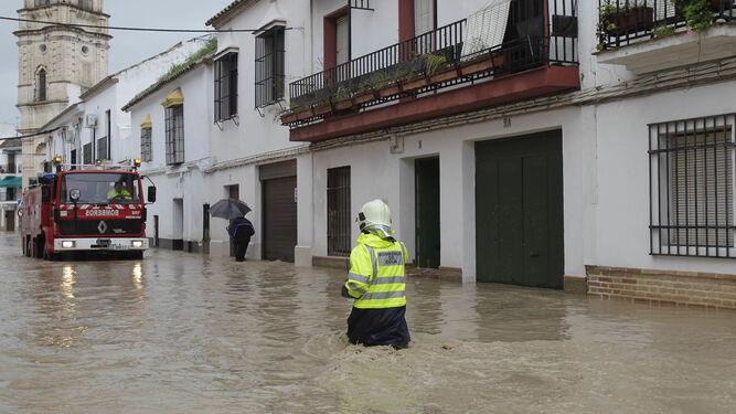 Bomberos en las calles de Écija, en la inundación de 2013.
