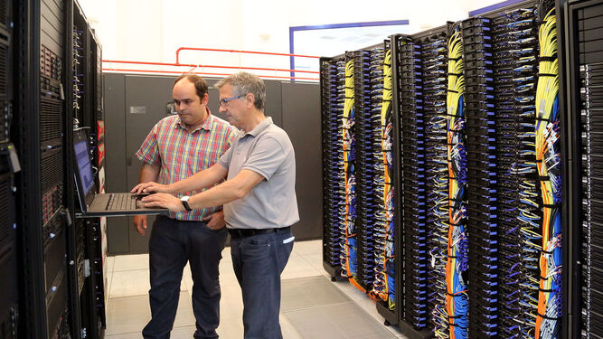 El catedrático Emilio López Zapata (dcha.) con Rafael Larrosa, miembro del equipo que mantiene la infraestructura de supercomputación.