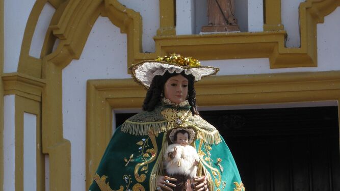 Santa María de Escardiel, con sus galas de pastora, al salir de la parroquia.