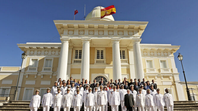 El Rey, junto a la presidenta de la Junta y la ministra de Defensa, durante el acto de inauguración.