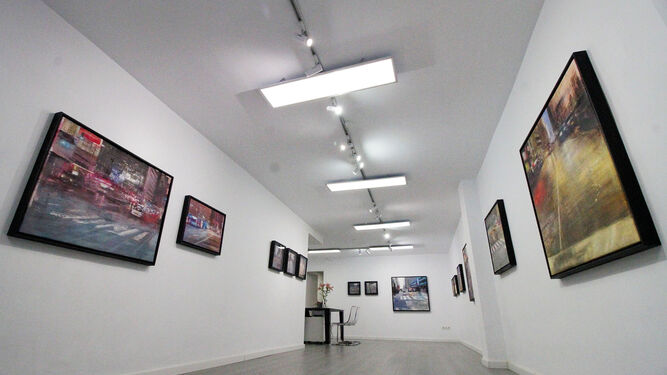 Vista general de la sala situada en la calle Miguel Redondo, con los cuadros de Pedro Rodríguez Garrido en sus paredes, en su última exposición, City lights, concluida ayer.
