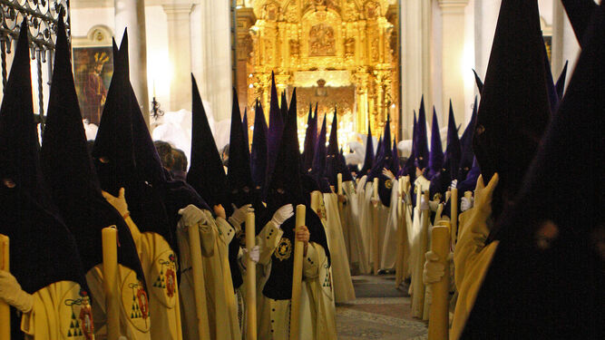 Nazarenos de la Macarena saliendo de la basílica.