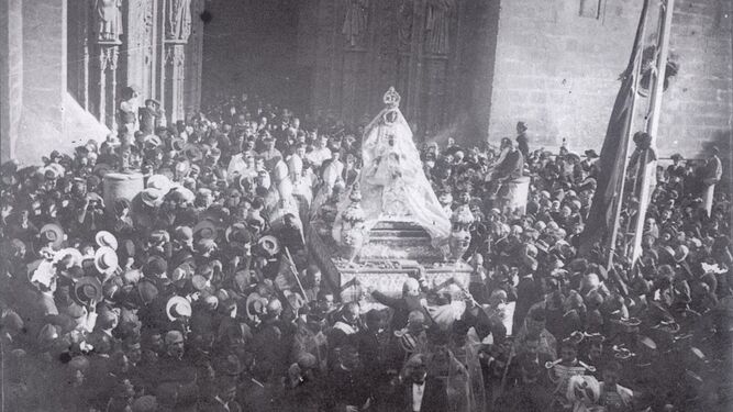 Coronación de la Virgen de los Reyes en 1904.