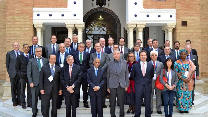 Los integrantes del Consejo Asesor Internacional de Política de Empresa del Instituto San Telmo, ayer en Sevilla, en la sede de la escuela de negocios.