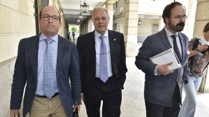 El ex consejero de Hacienda Ángel Ojeda, en los juzgados con sus abogados.