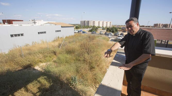 El párroco, Adrián Ríos, muestra la zona donde se construirá el nuevo templo.