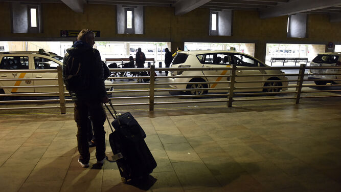 Varios taxis estacionados en la parada del aeropuerto de San Pablo.