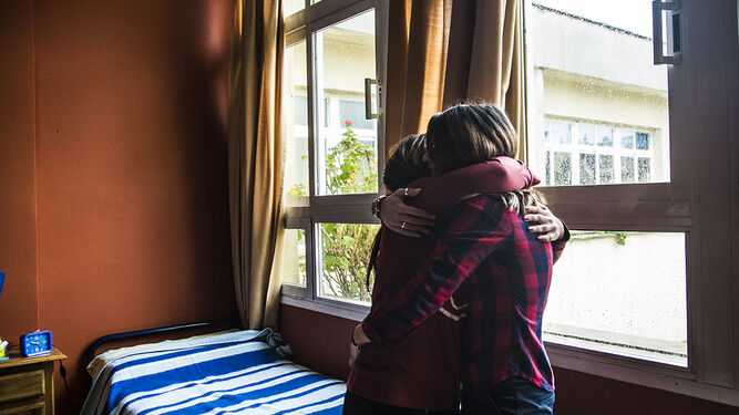 Una joven que participa en uno de los programas de Proyecto Hombre, se abraza a su familiar.