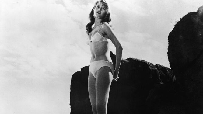 Brigitte Bardot y el ic&oacute;nico bikini de su personaje en 'Manina, la chica de la isla' (1952).