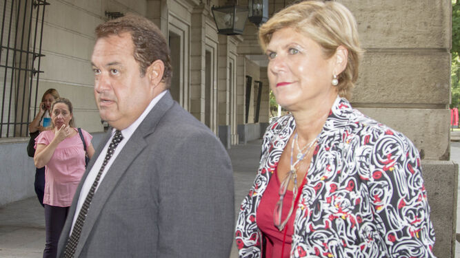 La ex directora general de Formación, María Teresa Florido, con su abogado.