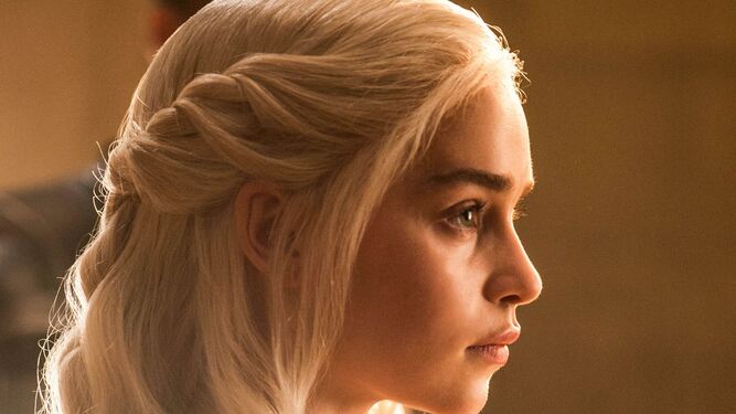 La melena rubia con trenzas de Daenerys Targaryen (Emilia Clarke) en 'Juego de Tronos' (2011&ndash; ).