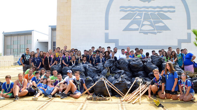 Jóvenes scouts de La Isla, Rumanía y Portugal, a las puertas del centro de visitantes del Parque