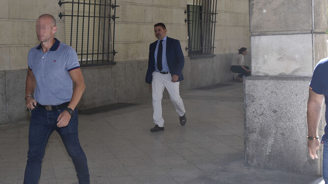 Uno de los vigilantes agredidos por Ángel Boza, a su salida de los juzgados tras prestar declaración.