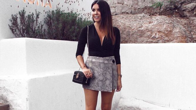 Nuria Parre lo incorpora en un outfit con b&aacute;sicos con esta falda de Zara.