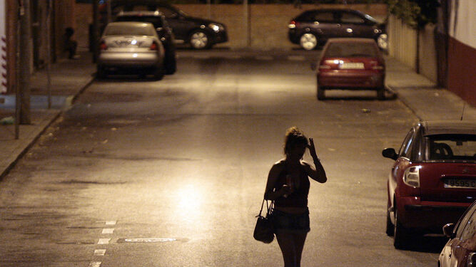 Una mujer ejerce la prostitución en un polígono de Sevilla