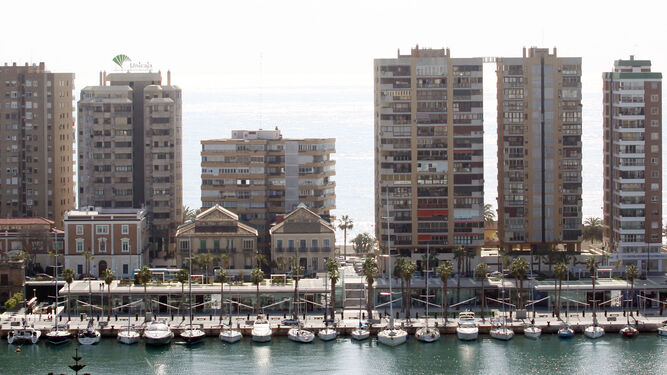 Vista frontal del muelle 1 del puerto de Málaga.