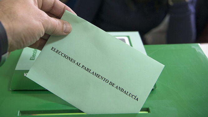 Un elector introduce una papeleta en una urna en las elecciones andaluzas de 2015.