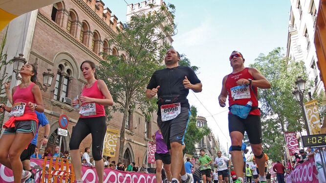 Varios participantes en la carrera popular Casco Antigo de Sevilla.