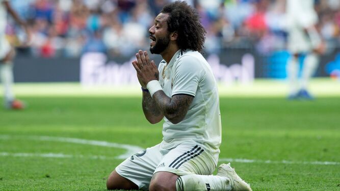 Marcelo, que rompió la racha sin marcar del Real Madrid con su tanto al Levante, se lamenta en un momento del partido ante el conjunto levantino.