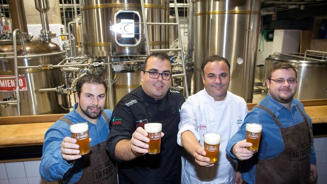 El chef gaditano Ángel León, junto al chef Mario Rosado y los maestros cerveceros Juan Navarro y Jorge Varela.