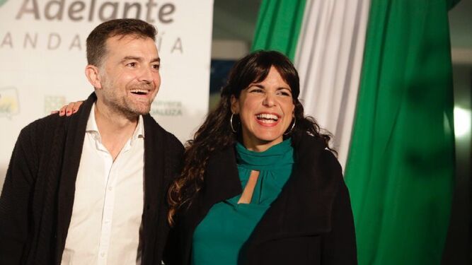 Antonio Maíllo y Teresa Rodríguez, en el acto de pegada de carteles.