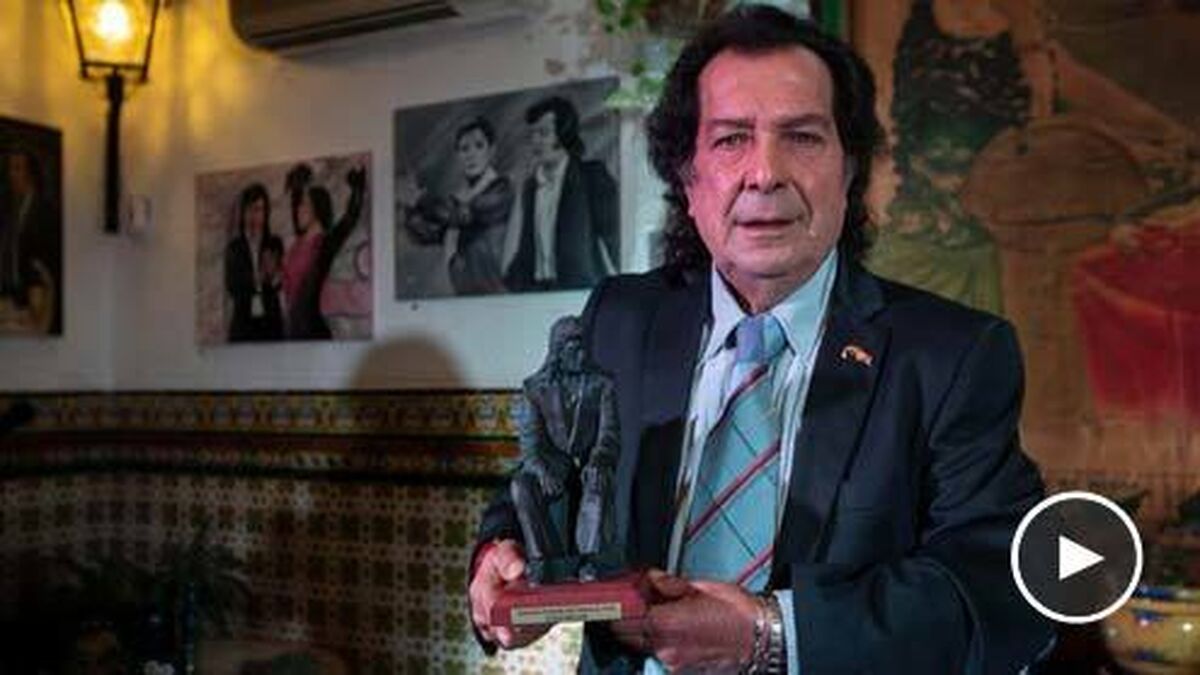 Juan Villar, con la estatuilla del premio Leyenda del Flamenco, ayer en la Venta de Vargas.