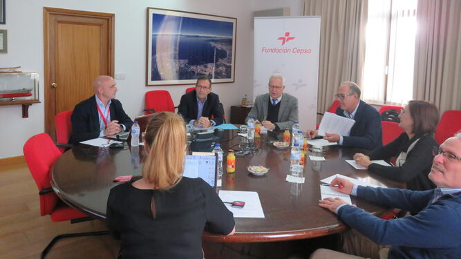 La comisión mixta de la Cátedra Fundación Cepsa, reunida para analizar los estudios.