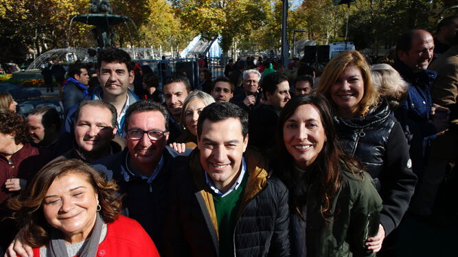 Los populares de Huelva con Moreno en Granada, ayer.