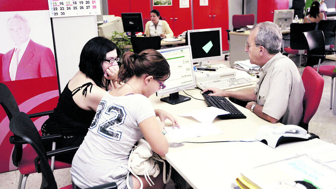 Jóvenes desempleadas son atendidas en una oficina del Servicio Andaluz de Empleo