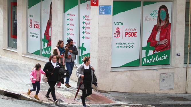 Pintadas en la sede provincial del PSOE en Huelva.