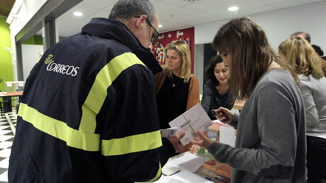 Un trabajador de Correos lleva a un colegio electoral los votos de los ciudadanos.