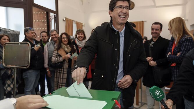 Juan Marín, votando en su colegio electoral