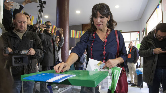 Teresa Rodríguez en su colegio electoral