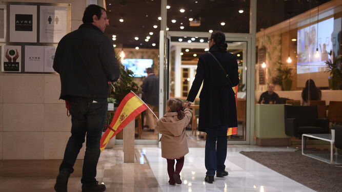 Una familia entra en el hotel donde se congrega Vox.