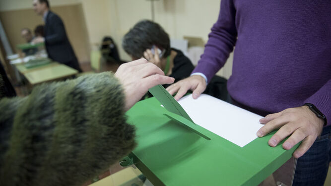 Una mujer deposita su voto durante la jornada electoral.