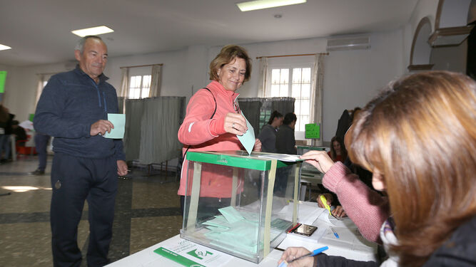 Ciudadanos ejercen su derecho al voto en Chiclana.