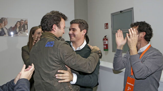 Carlos Pérez felicita a Sergio Romero tras conocerse los resultados de anoche.