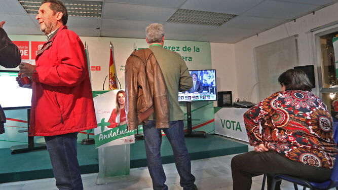 Poco ambiente en la sede del PSOE de Jerez durante la noche electoral.