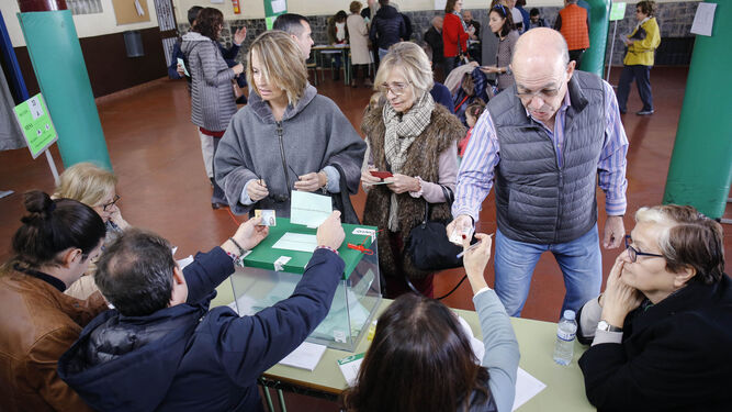 Varios ciudadanos votan en un colegio de la capital