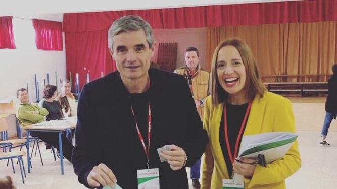 El alcalde de Arcos, Isidoro Gambín (PSOE), votando el domingo