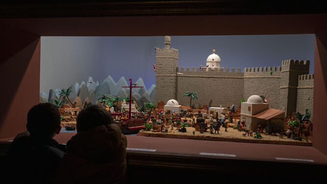 Dos niños contemplan el belén de Playmobil que el año pasado instaló la hermandad de la Soledad.