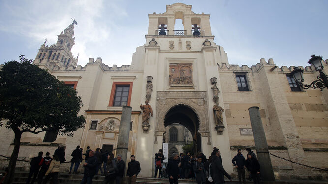 Turistas saliendo de la Catedral por la Puerta del Perdón, situada en la calle Alemanes.