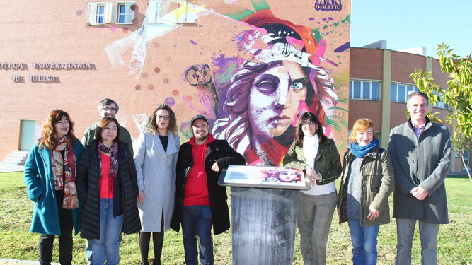 El artista junto a representantes institucionales ante su mural.