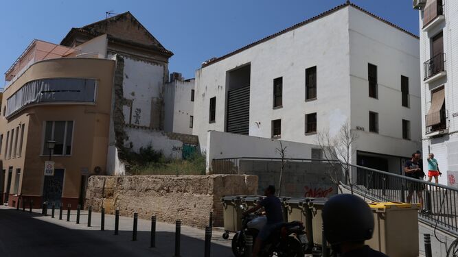 La antigua iglesia de San Laureano vista desde la calle Barca, entre la muralla y las viviendas.