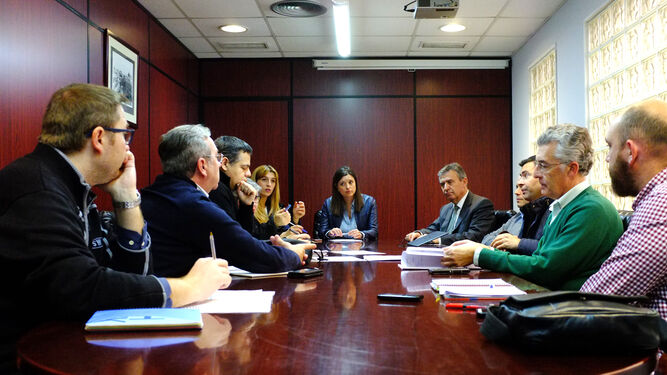 Reunión de responsables municipales con representantes de Endesa y de la obra del Ayuntamiento.