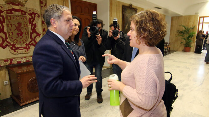 Salvador Fuentes y Alba Doblas conversan en el Ayuntamiento.