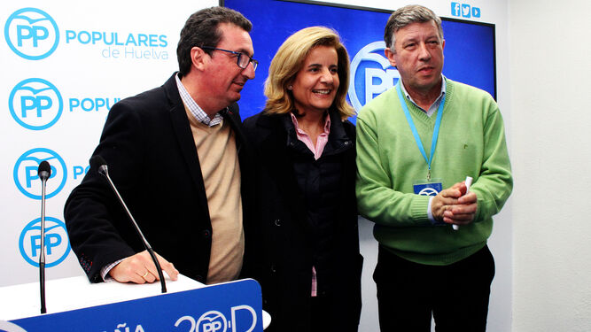 Manuel Andrés González, Fátima Báñez y Carmelo Romero, durante su comparecencia en la noche electoral del 2-D.