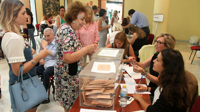 Votación en un colegio electoral de Huelva en las generales de 2016.