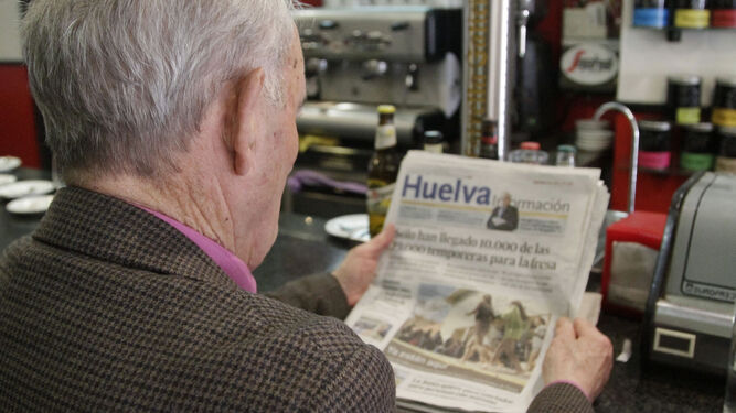 La lestura de Huelva Información es uno de los primeros 'deberes' de la mañana.